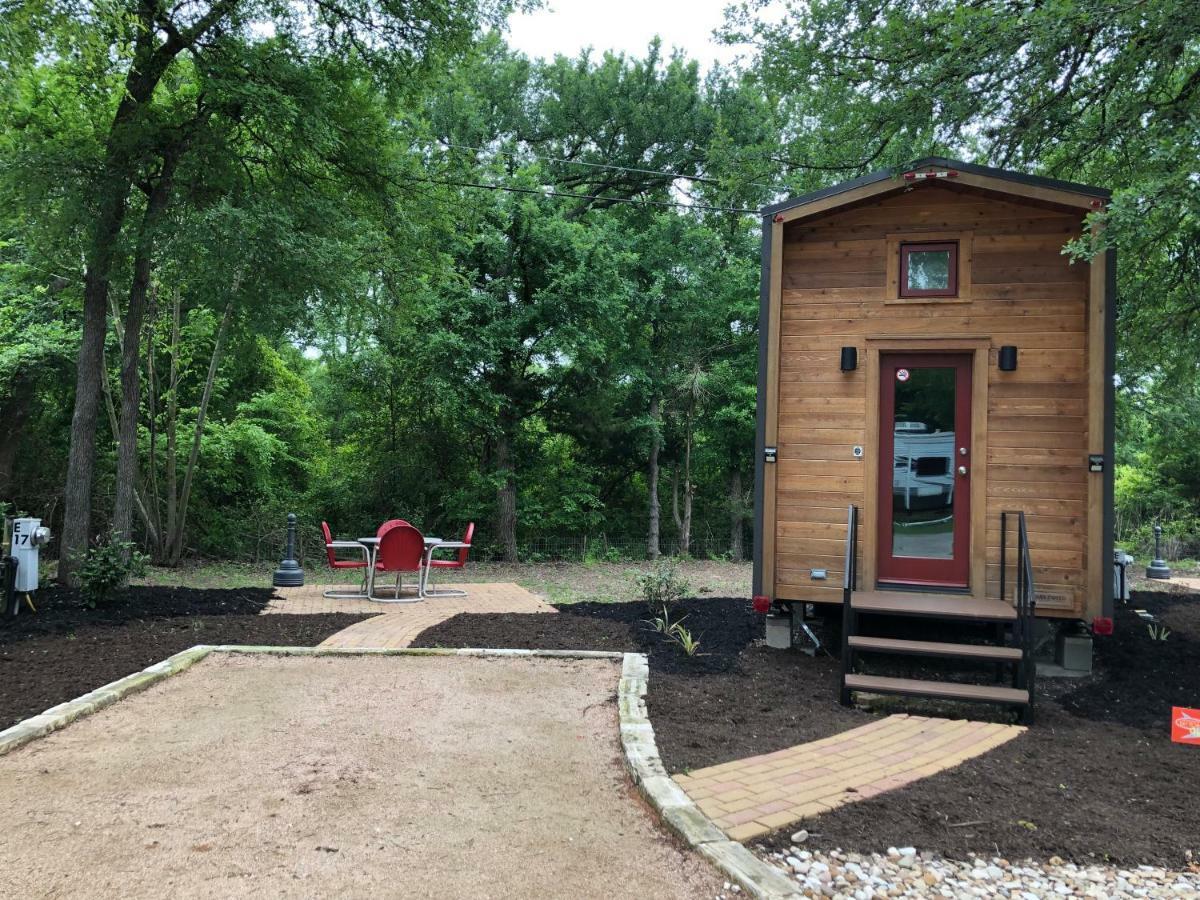 Austin'S Original Tiny Home Hotel/ Oak Forest Exterior photo