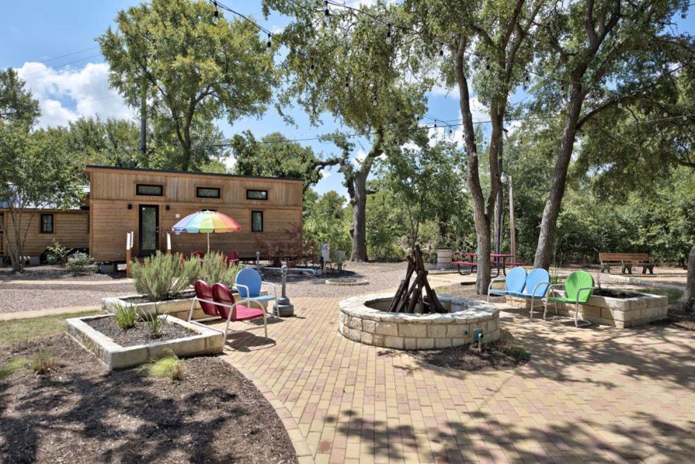 Austin'S Original Tiny Home Hotel/ Oak Forest Exterior photo