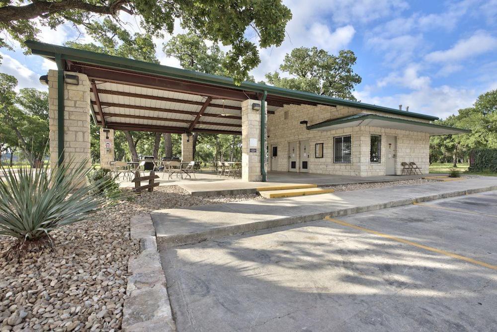 Austin'S Original Tiny Home Hotel/ Oak Forest Exterior photo
